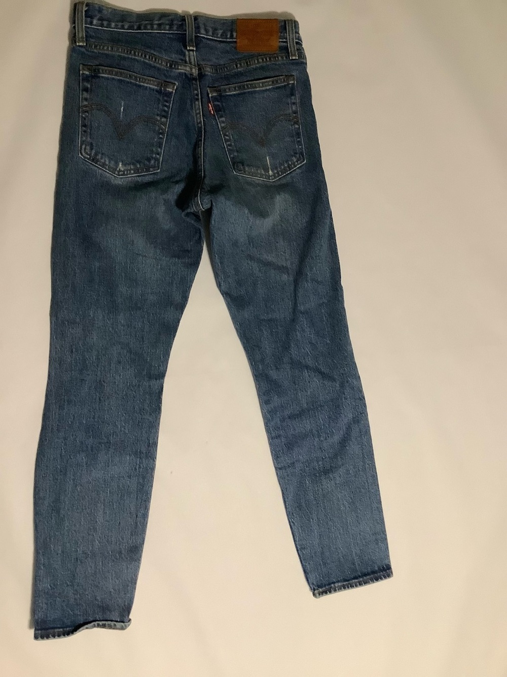 Levis Premium Jeans Wedgie Womens Size 25 Button Fly Medium Wash Distressed EUC - Picture 2 of 6